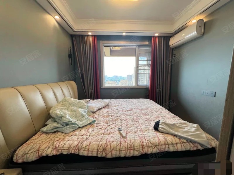 锦绣江山，单价5500，精装3房，中高楼层，业主自己装的婚房，满二