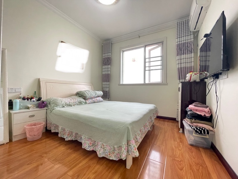 城西仙小旁，满庭春精装三房，边户双阳台，户型非常不错，成色还可以，现毛坯价出售