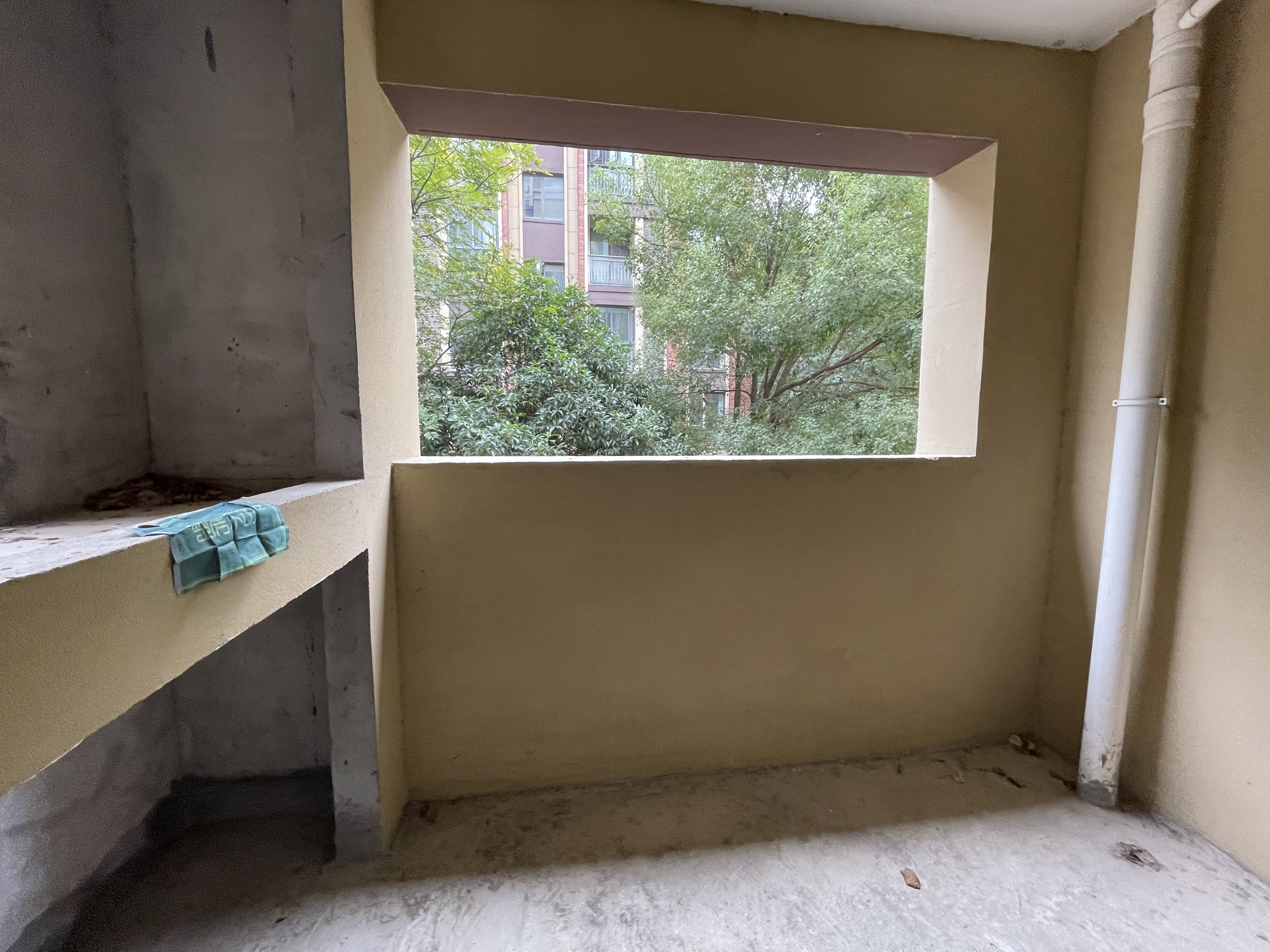 绿地香格里拉.1.2楼复式带花园.前面可以养宠物.种花种菜.小区绿植环绕.空气清晰