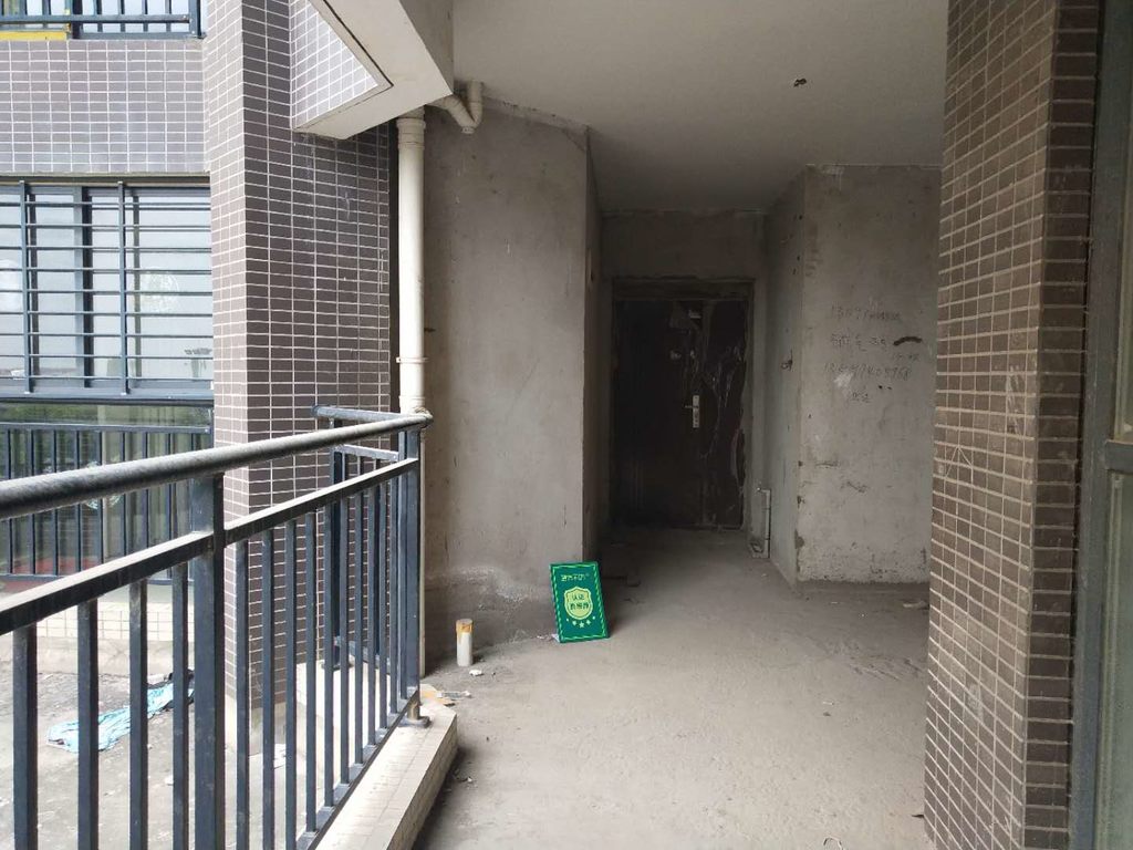 和合国际.毛坯三房带露台.证件满二.看房方便