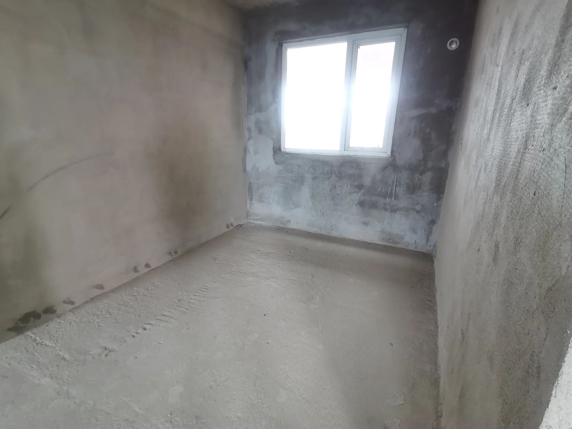 交投满庭春，建面117.8㎡三室两厅两卫，31楼凤凰层，南北通透格局。