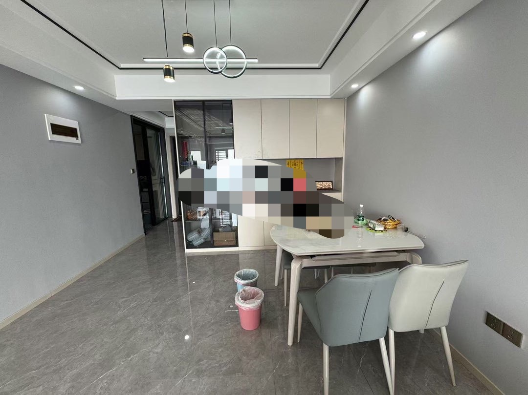 城西居住楼盘，精装三房两卫，大阳台装修9.9陈新，拎包入住证件满两年，