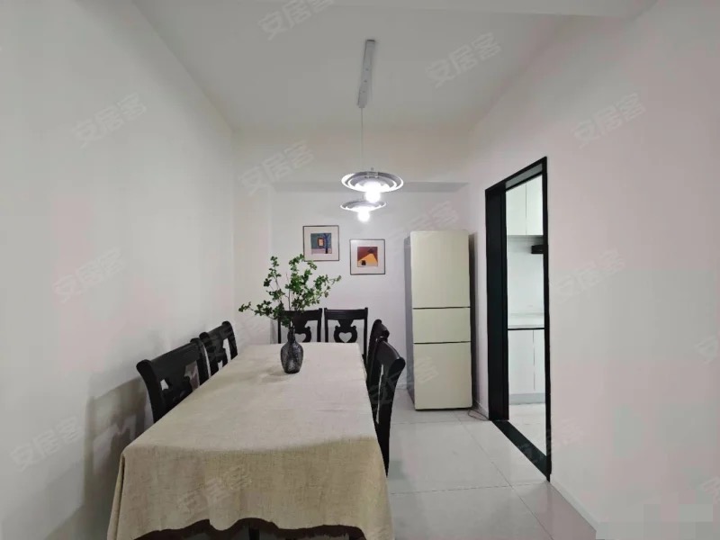 城南，吾悦广场旁，电梯小高层，好楼层11楼，东边，全新精装三房二卫，单价5300+，满二