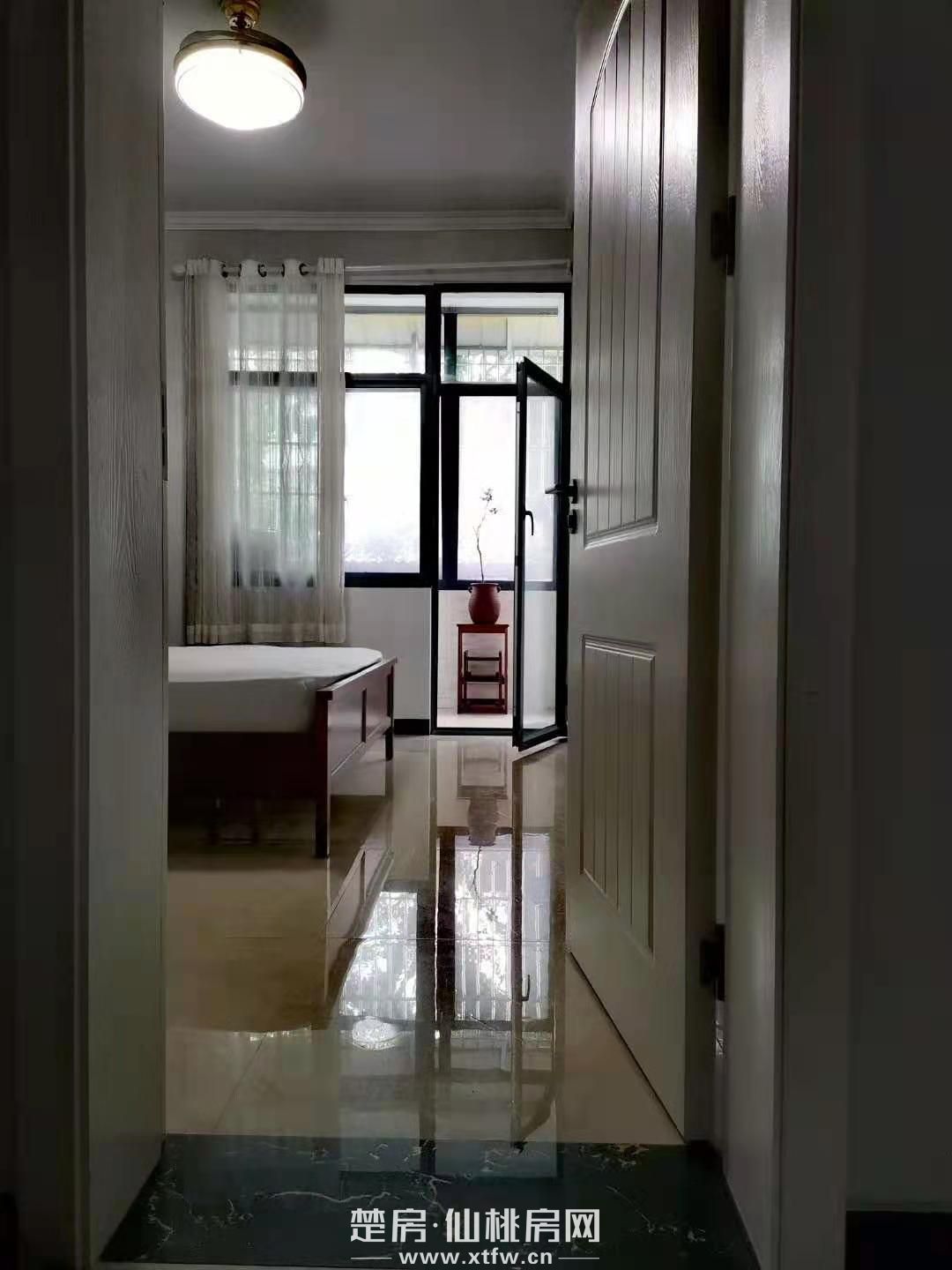 户型：三室一厅一卫一厨   实用面积： 70平方米：三五分钟到商城、 菜场、中小学，优越学区房