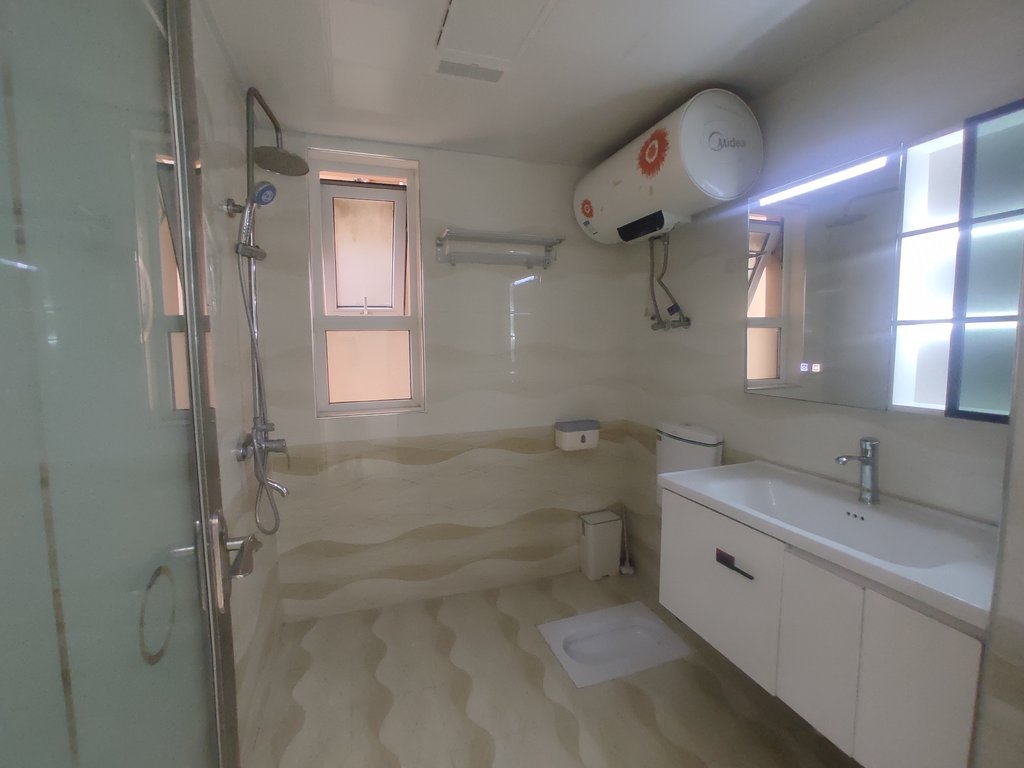 满庭春.精装供暖三房.中间楼层.证件满二.看房方便