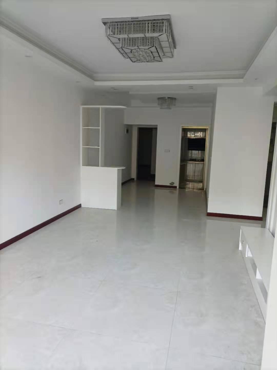 硬装装好了。证10月份满两年。可配合满