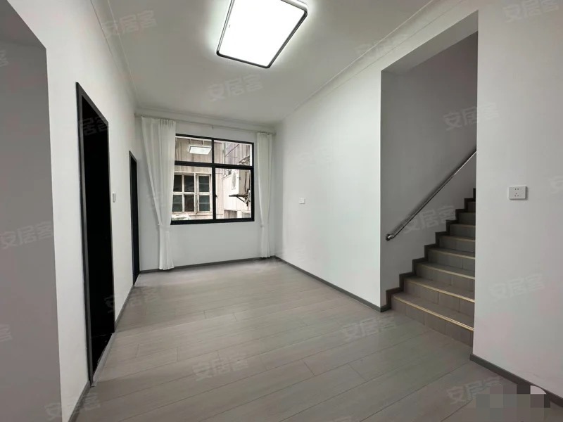 368，仙桃中学旁，复式楼，加装电梯小高层，好楼层，老证，大院子好停车，单价3300+，