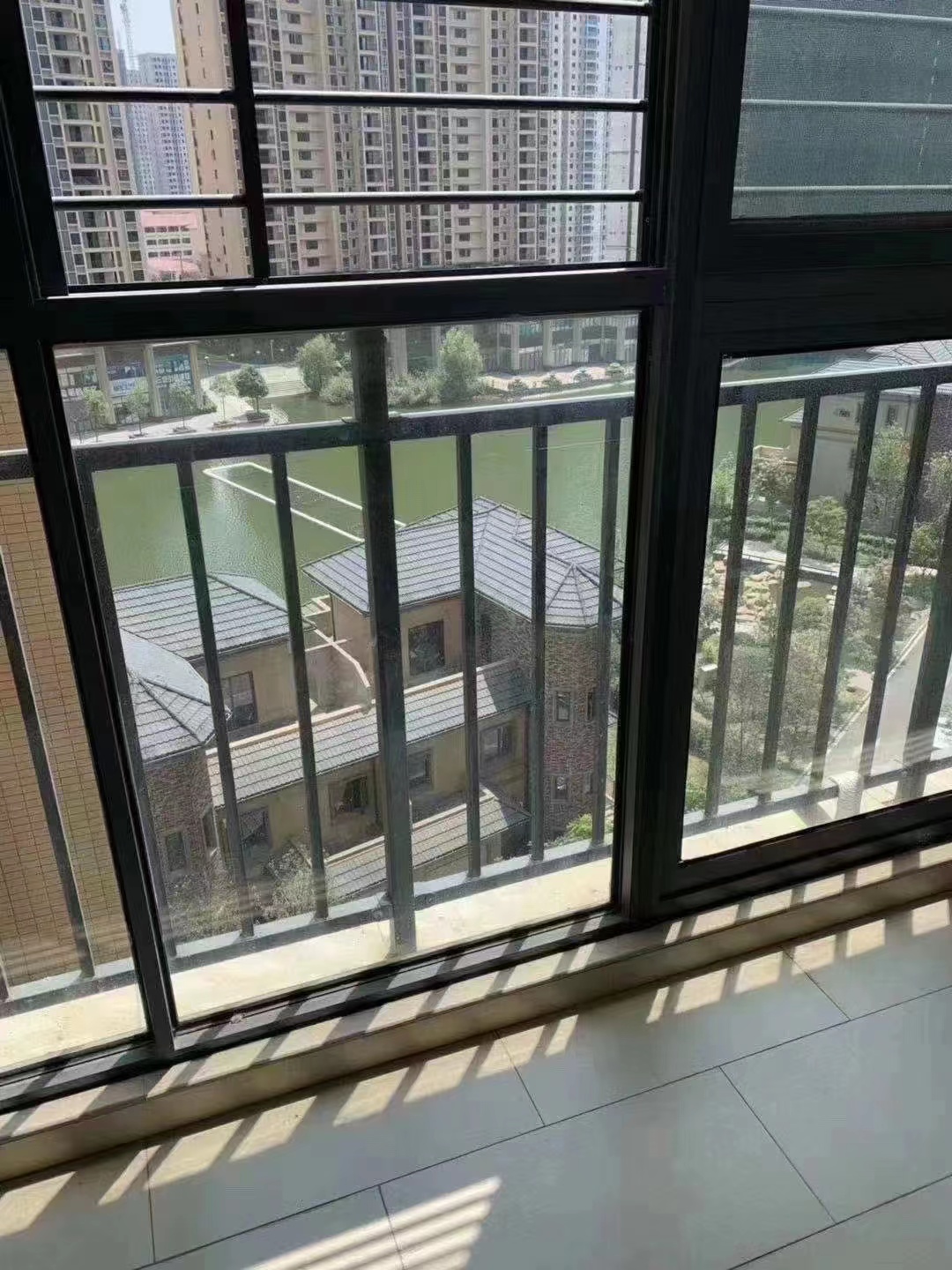 森林国际城精装大三房出租，家里成色非常新，拎包入住