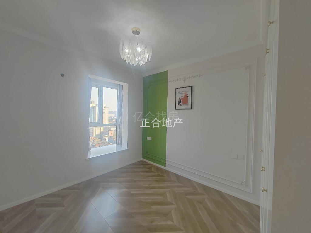 降价8万，​业主诚心出售，下楼就是商城大厦​，全新精装三房，电梯中层