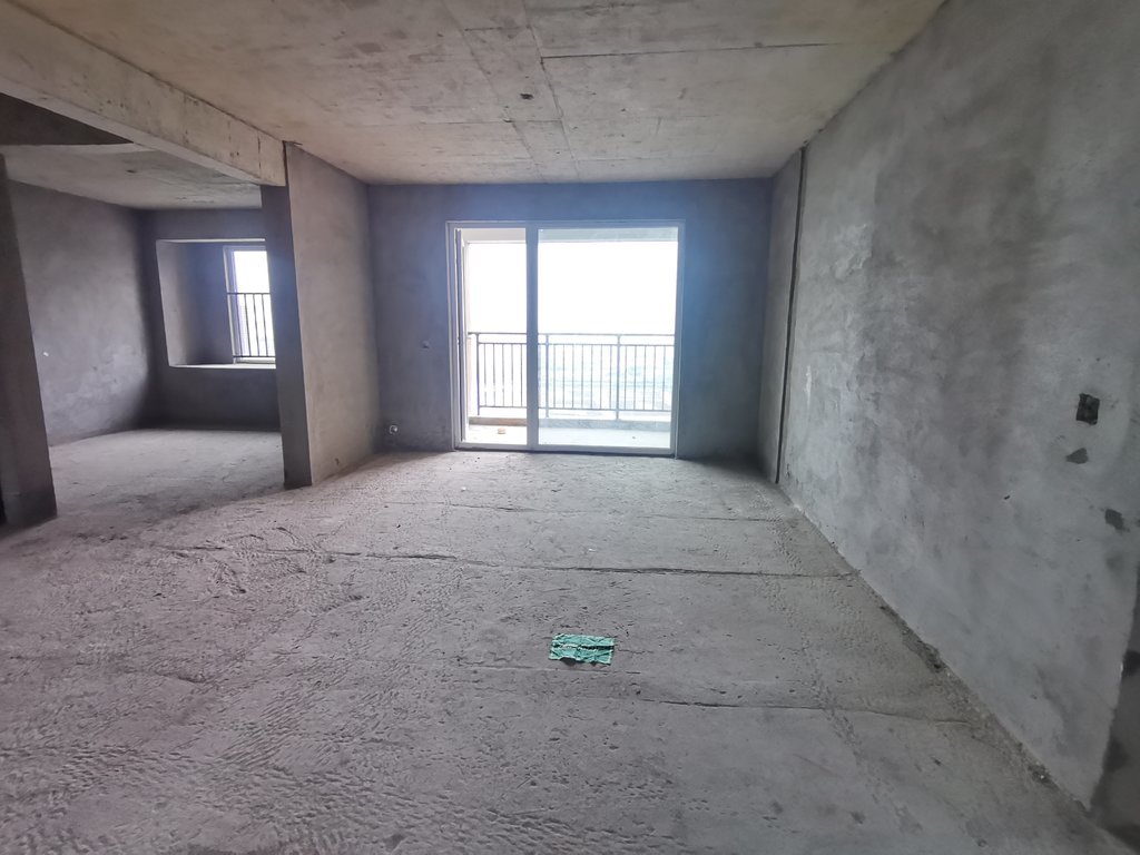 满庭春，毛坯三房，南北通透，户型方正，看房方便，房东诚意出售