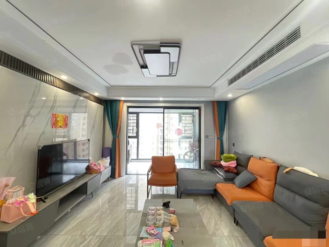 房东诚心出售，锦绣江山三期，东边户，南北双阳台，9成新装修，家电全送，拎包入住