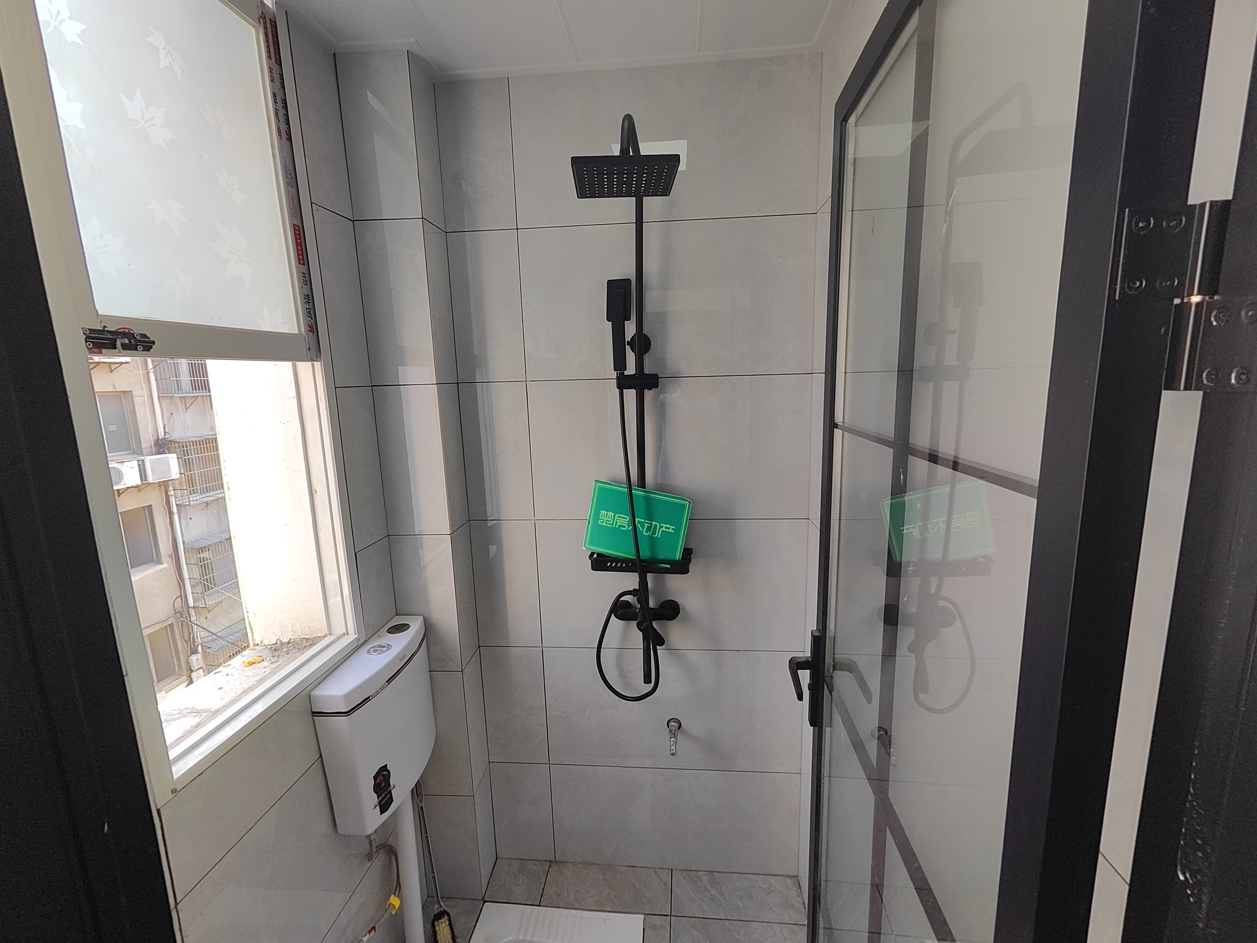 包过护步行街旁边买①层送①层，全新精装，楼下超大院子可停汽车，交通方便，户型方正南北通透采光好的很