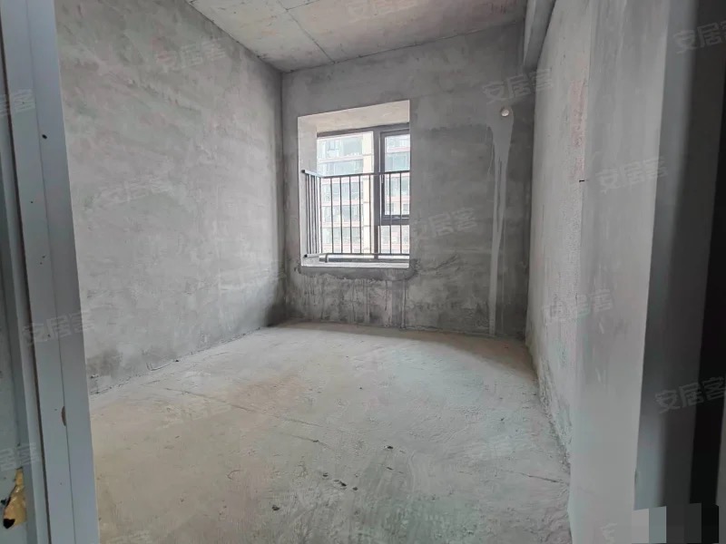 急售，蓝天白云，大平层​，单价6100+,，东边户，超大横厅，景观阳台，好楼层