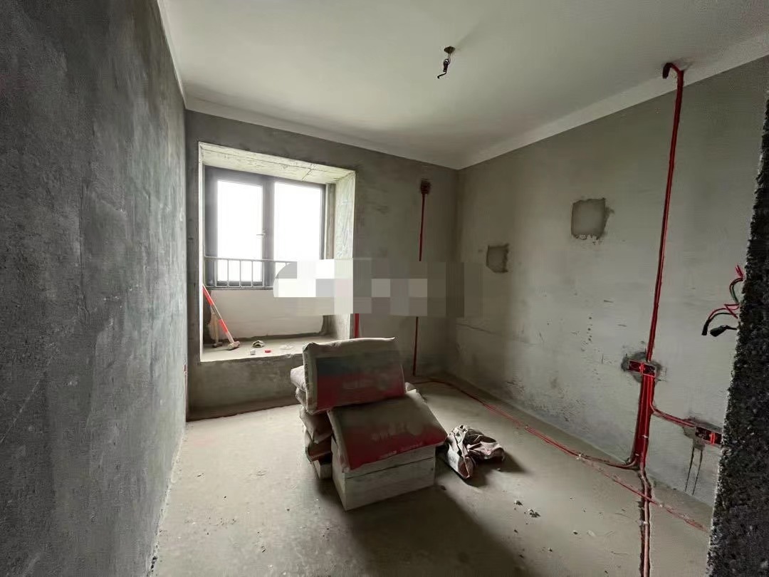 62，房东亏本出，城西大盘品质，江景房，水电已走，单价只要3700