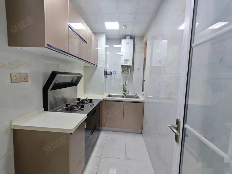 和合国际四期，电梯中层，精装三房，户型方正，成色新