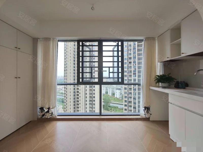 城南，沔街旁，御湖世家，精装三房，电梯19楼，拎包入住