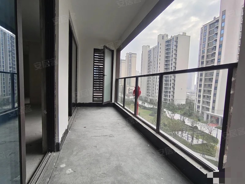 216，急售，吾悦，小‮ ，层高‬好楼层，单价 ​6900，送‬车位，四开‮朝间‬南，一梯一户