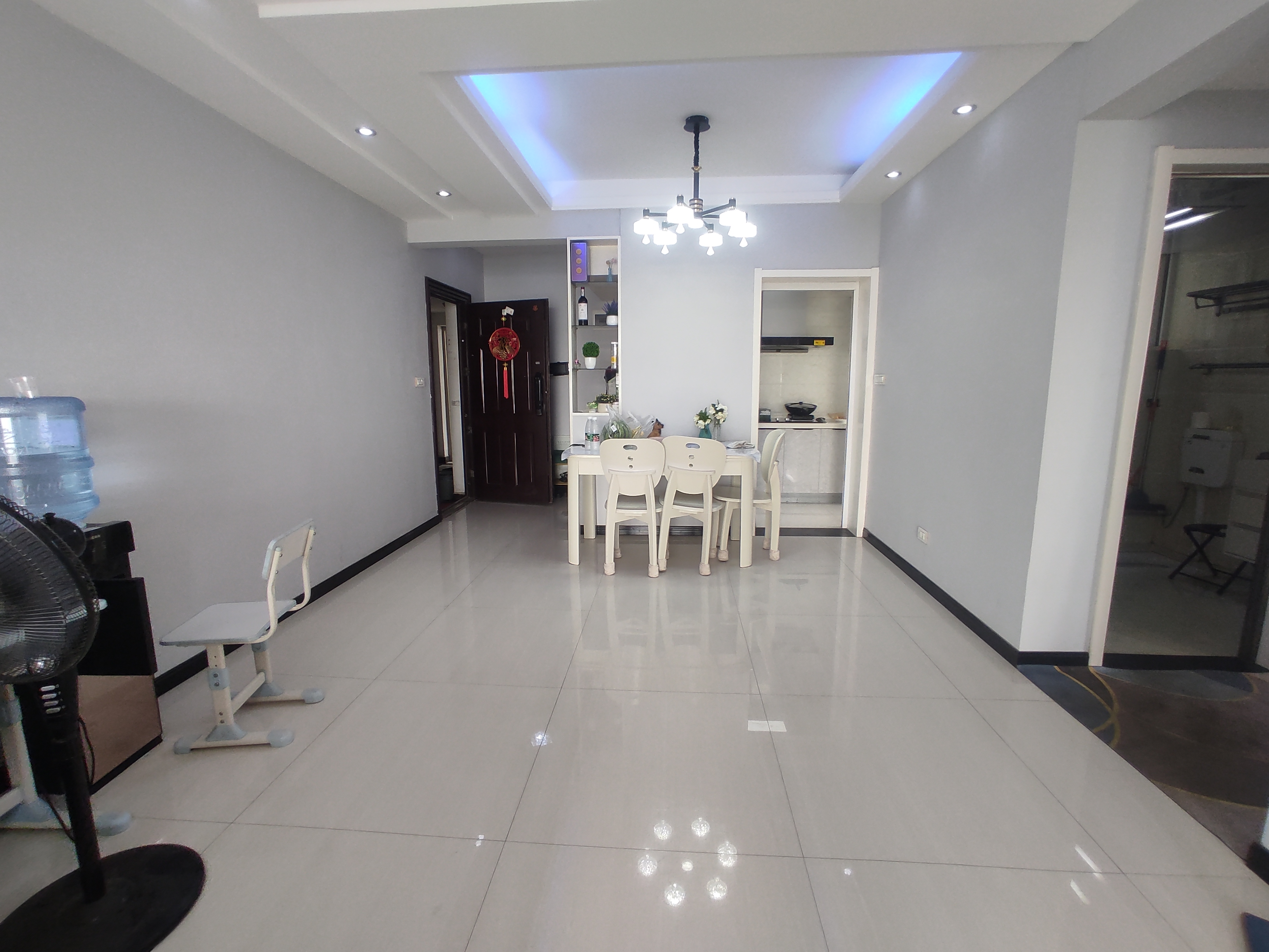 福星城.精装三房.房子这两年重新装修了的.证件满五.看房方便