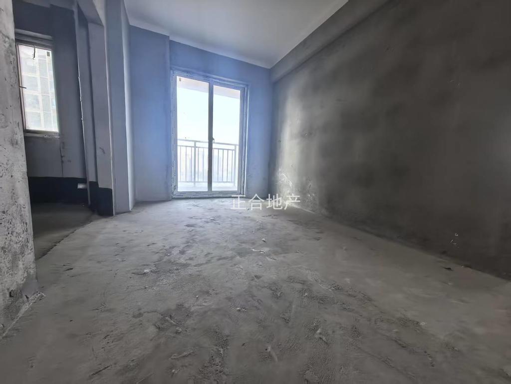 诚心出售，森林国际城，毛坯4室2厅2卫，电梯好楼层，证满二，采光视野好，