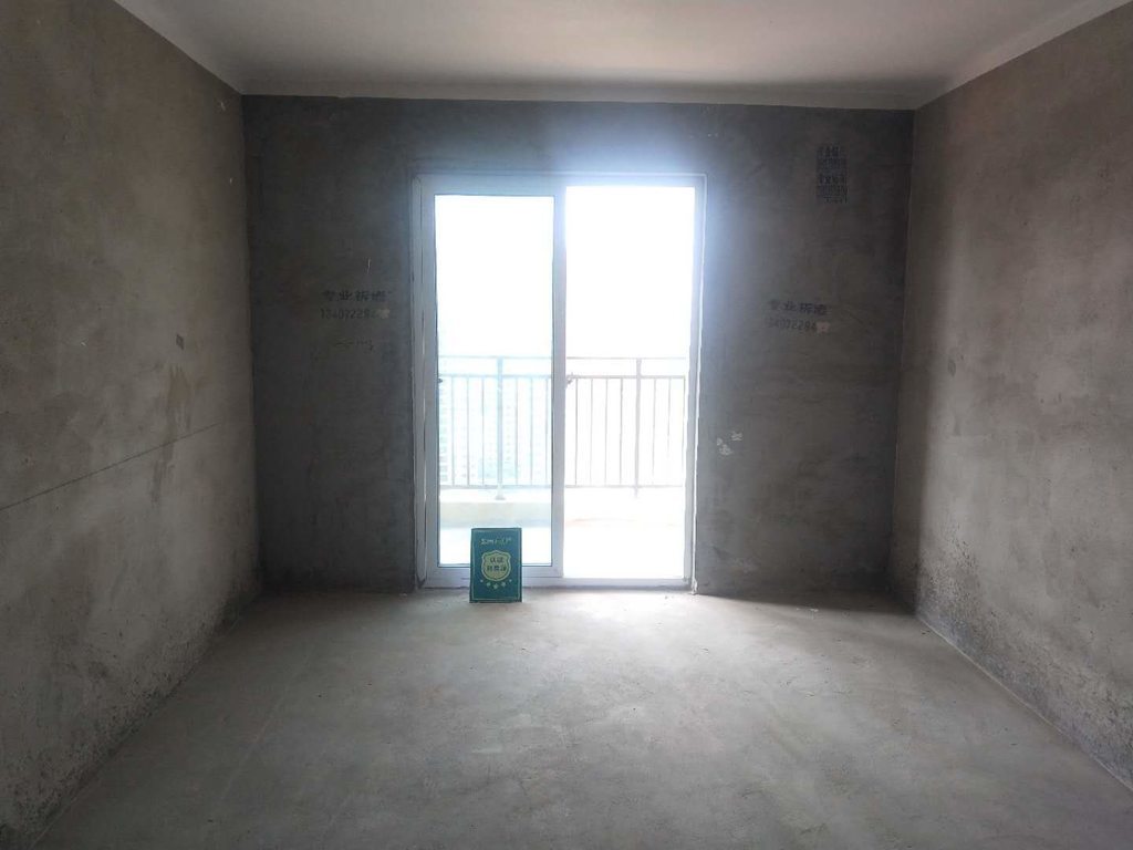 都市高尔夫 毛坯大三房 楼层好 可以一手网签 业主诚心急卖 价格便宜