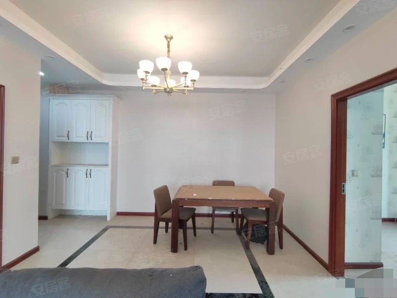 238，房东急售。城南C位，市民之家旁，电梯精装三房，好楼层9楼