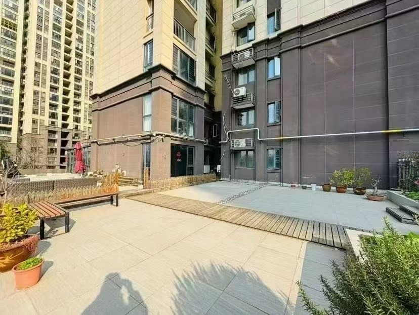 吾悦旁，蓝天新城，送200平大露台❗️送车位​，精装三房两卫，全屋品牌家具家电，成色9.9新，全屋暖气片，证满二