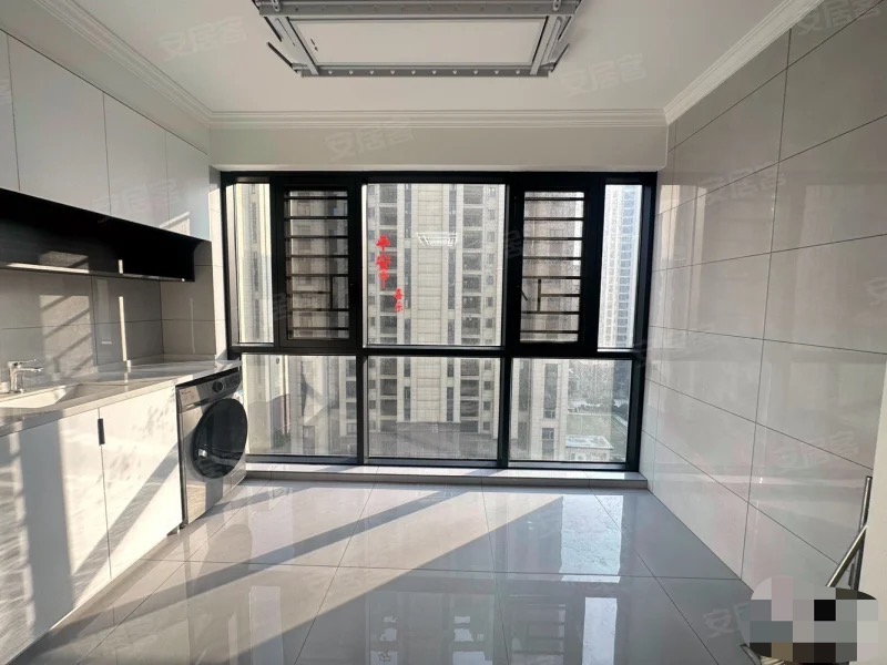 268？吾悦广场旁，蓝天新城，全新装修，精装3房，送地下车位，中间好楼层，证满两年