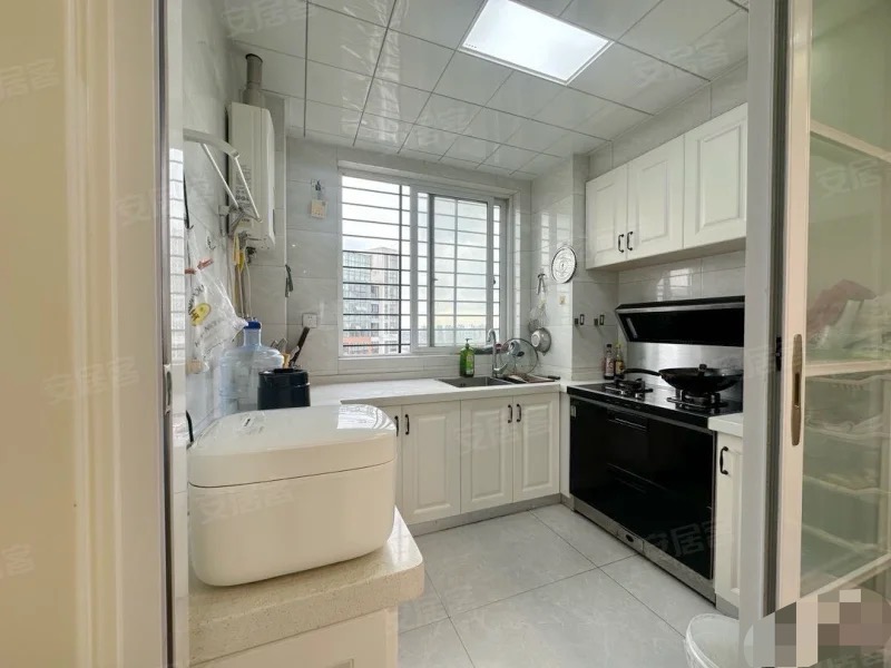 新妇幼对面，鸿昇现代城，精装四房，全屋品牌家具，南北通透，户型方正，采光好