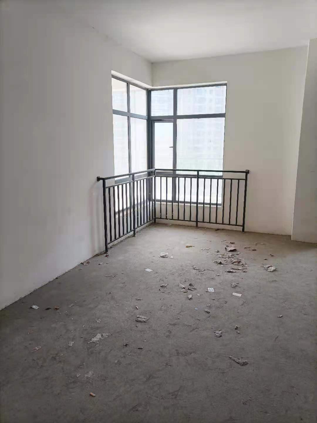 三丰鼎城毛坯大平层，采光非常好。户型大气，满两年，有钥匙