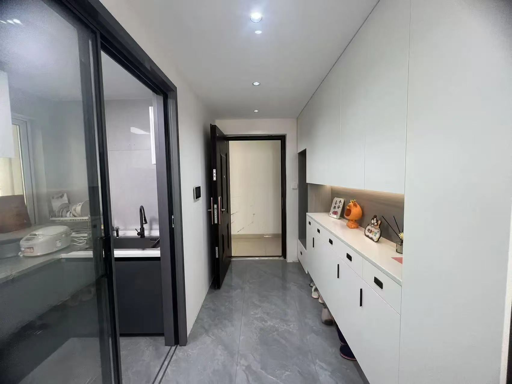 捡漏，诚心出售，城南，次新小区，新三中对面，全新精装三房，好楼层