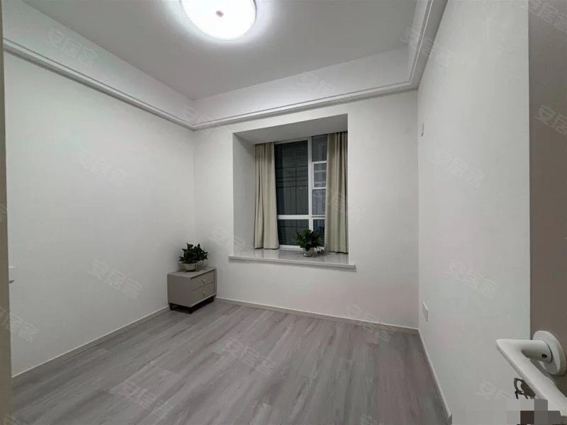 城南，沔阳公馆，电梯13楼，老证，精装三房二卫，业主诚心出售