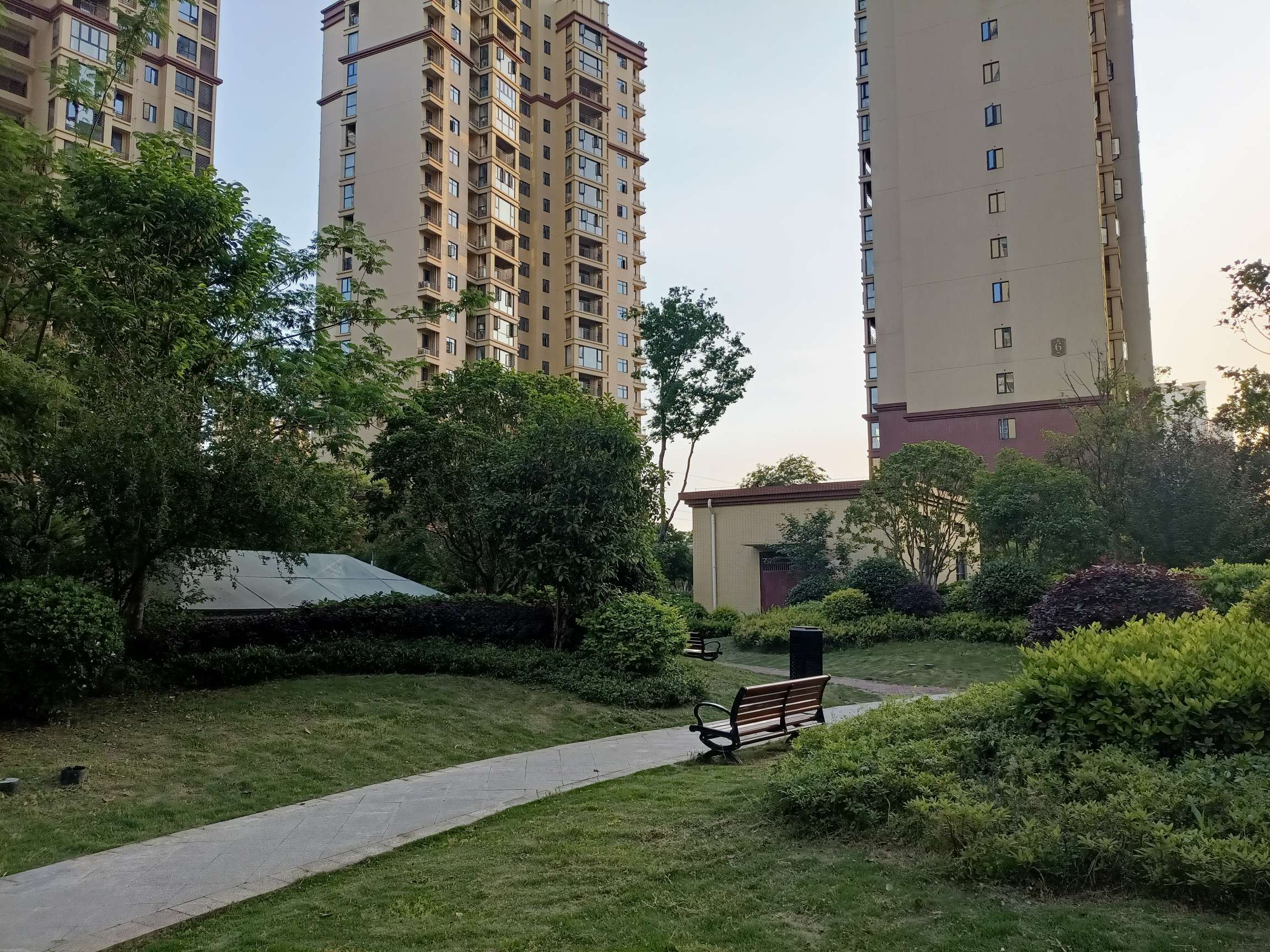 手付1万元住仙桃楼盘，领秀城，3室2厅2卫毛坯房优