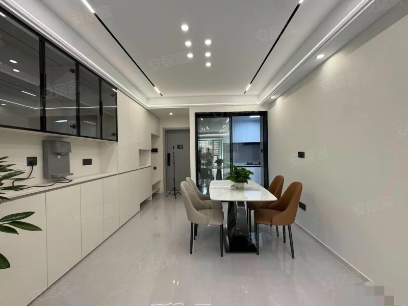 城南，​吾悦旁，沔阳天泽园，精装三房二卫，电梯五楼。证满二，全新装修，三开间朝南，家电齐全