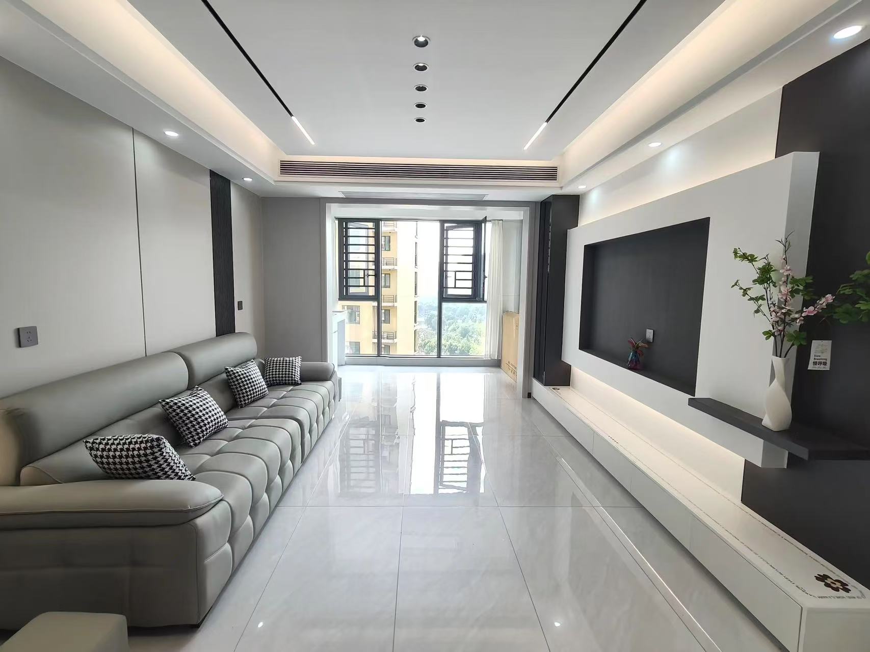 城南，新城1号五期，精装三房两卫，全新装修，好楼层，拎包入住