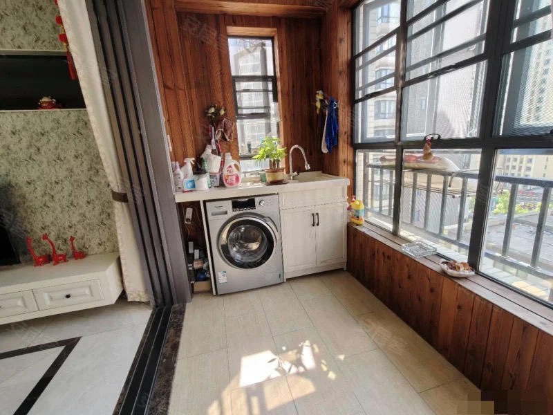 ？降价了，亏本出售，和合国际，电梯好楼层，单价5038，全屋暖气片，精装四房二卫送入户花园证满五