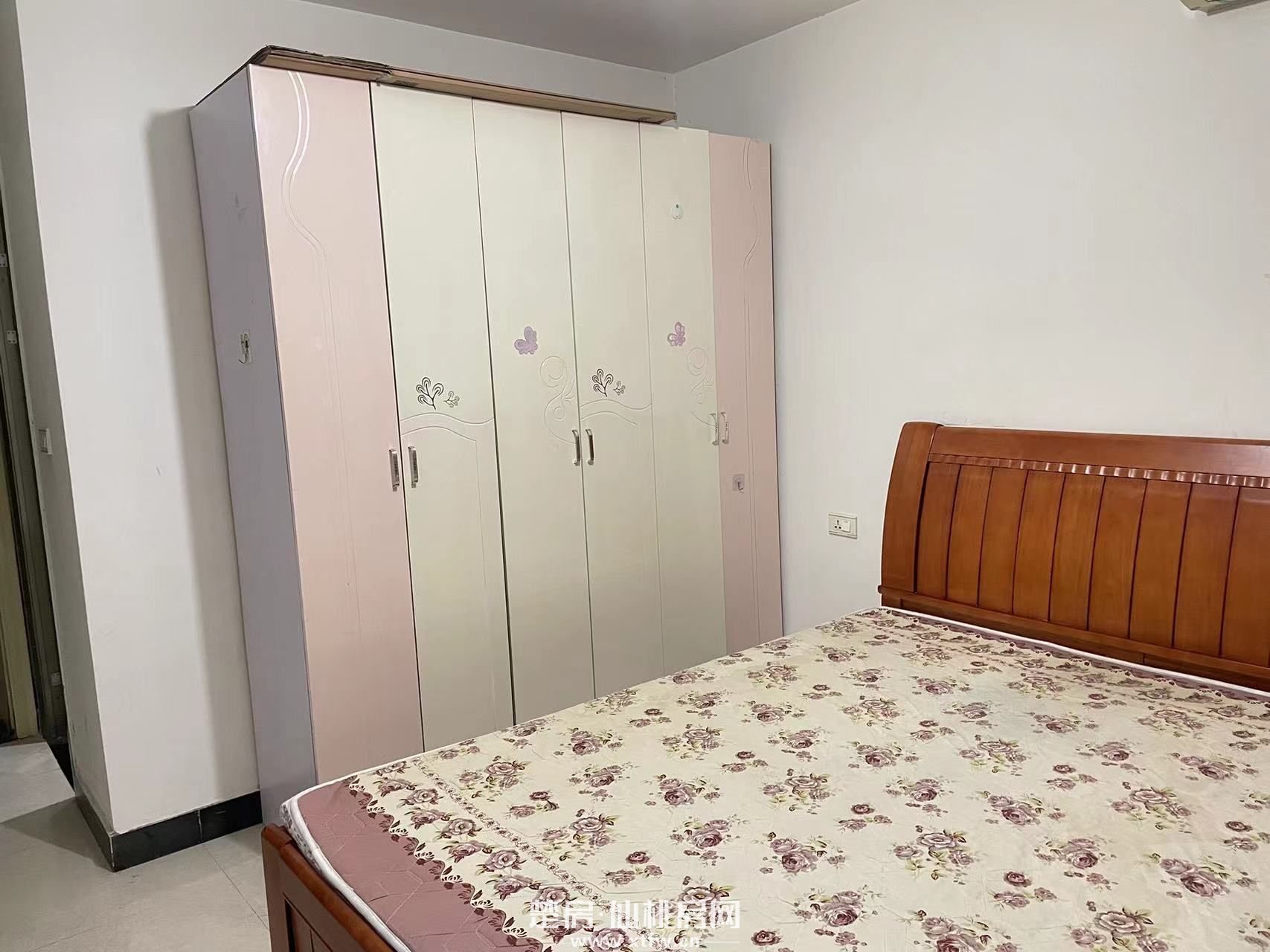 沃尔玛对面，明珠商务酒店对面巷子，2房朝北。