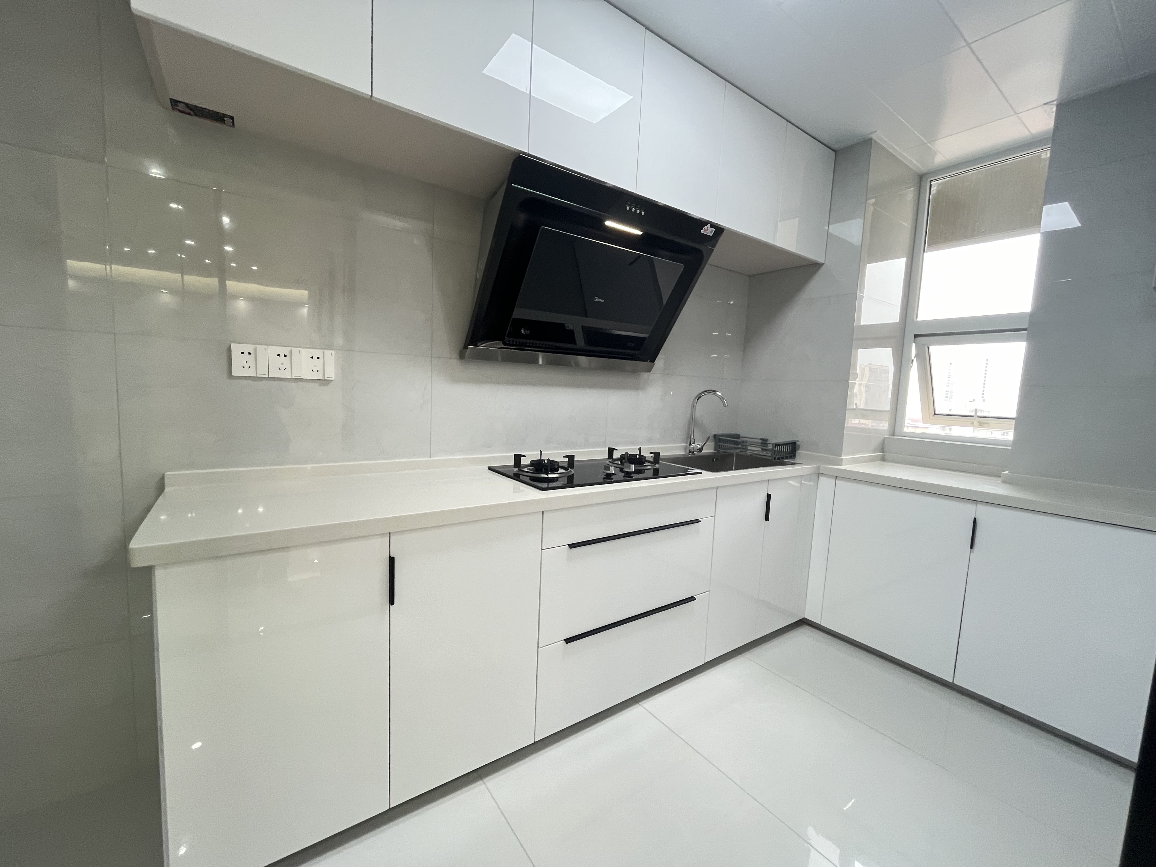 仙桃‮城商‬旁，全新装修3房​，三中，实验‮学小‬队口​，电梯11楼，手付1W带走