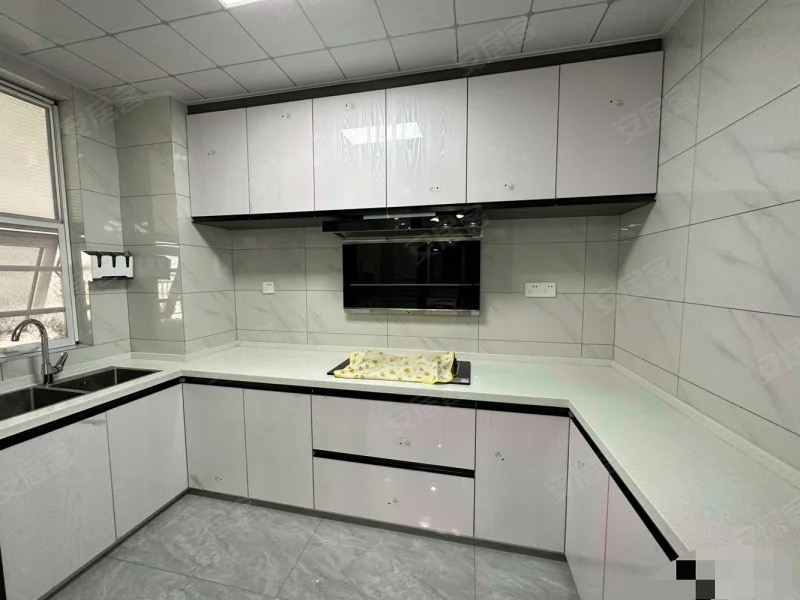 242，急售，商城老三中旁，电梯好楼层，15楼全新装修三房，证满二，拎包入住