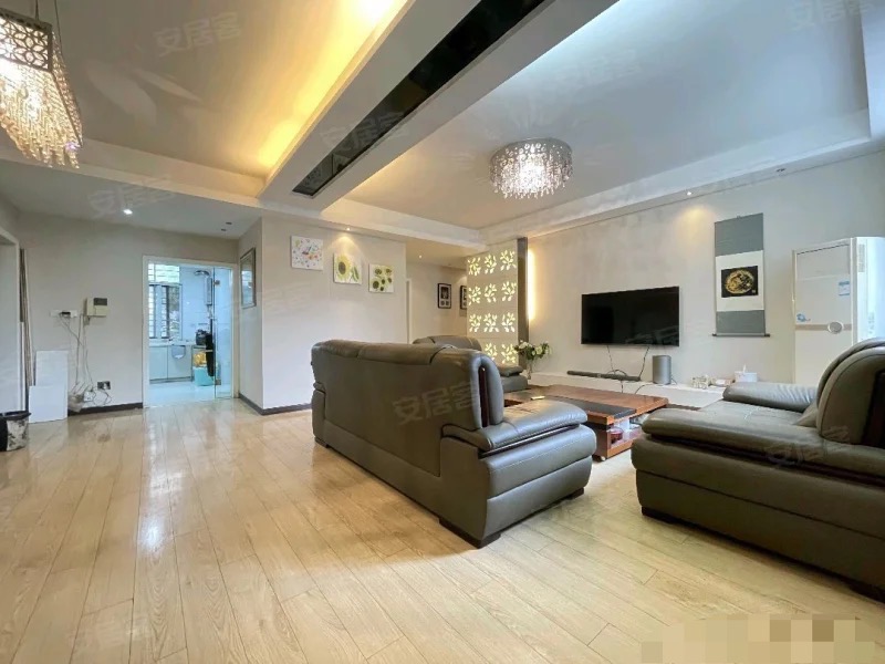 急售，1楼带院子，城南大小区，明珠豪庭。精装四房，电梯洋房，元泰三中