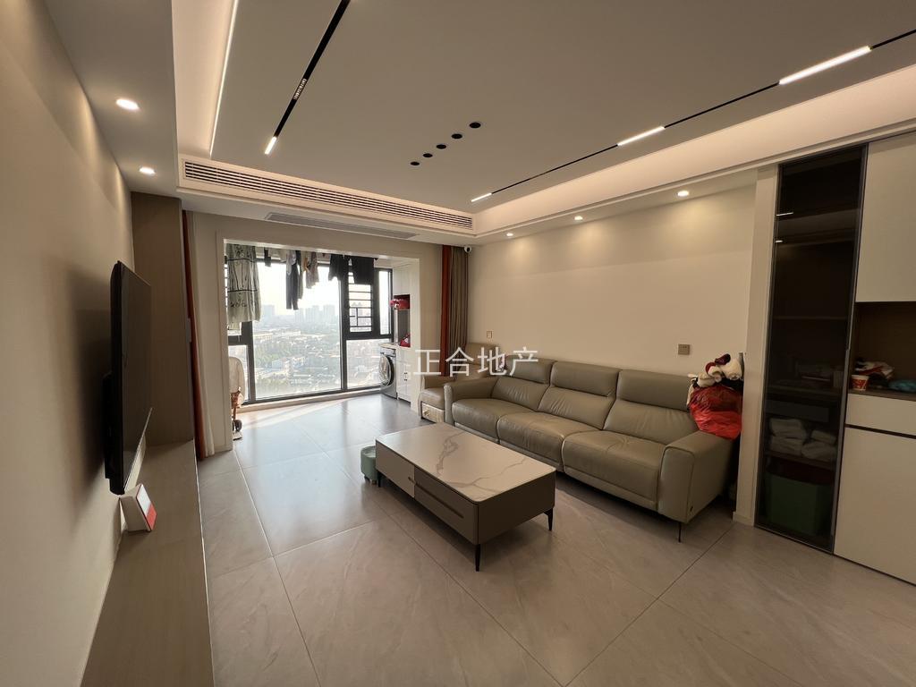 降价了，，业主急卖，御湖世家，业主亏本出售，精装三房两卫，9.5成新！送车位，品牌家电，全屋中央空调