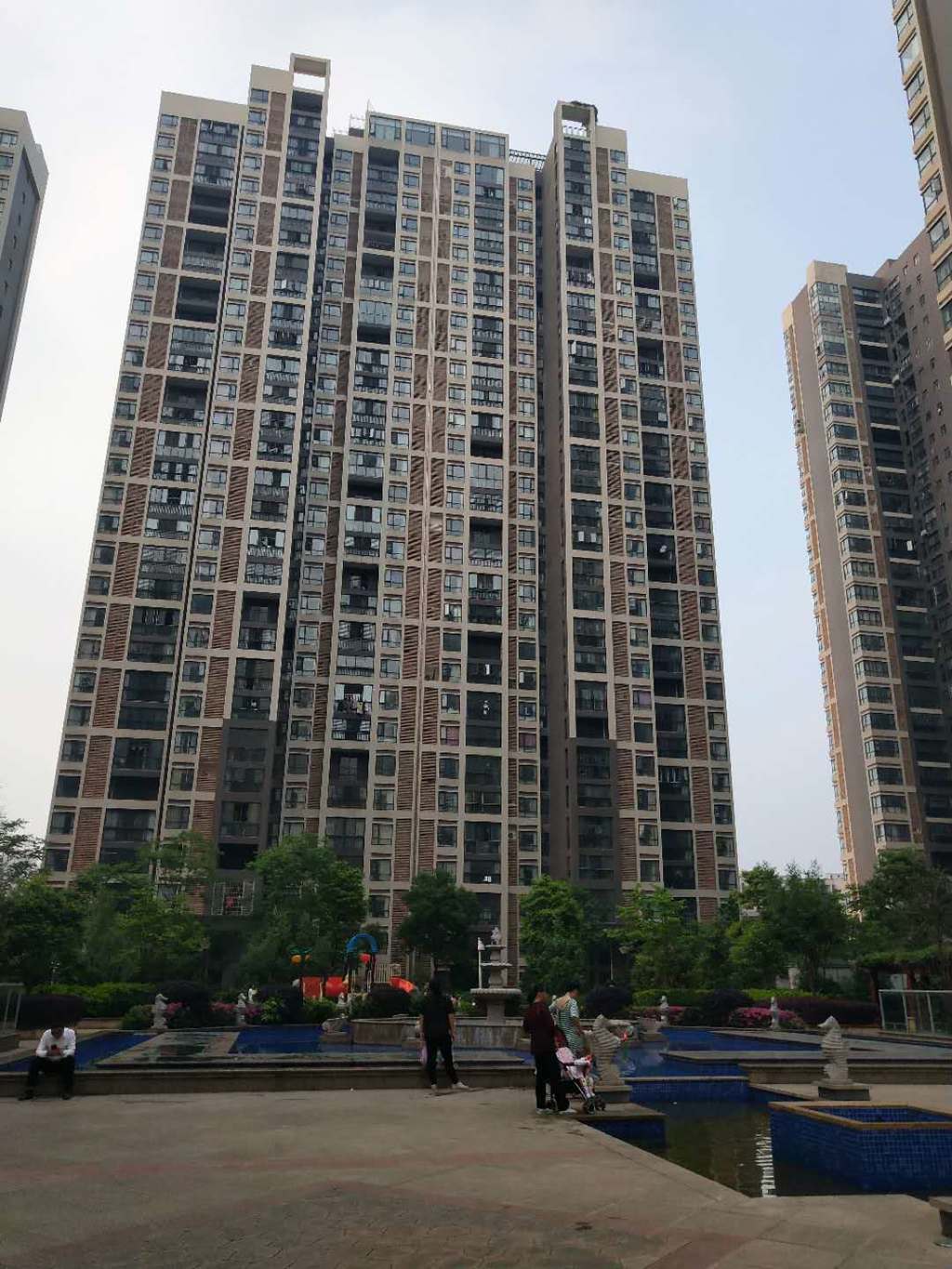 和合国际.毛坯三房带露台.证件满二.看房方便