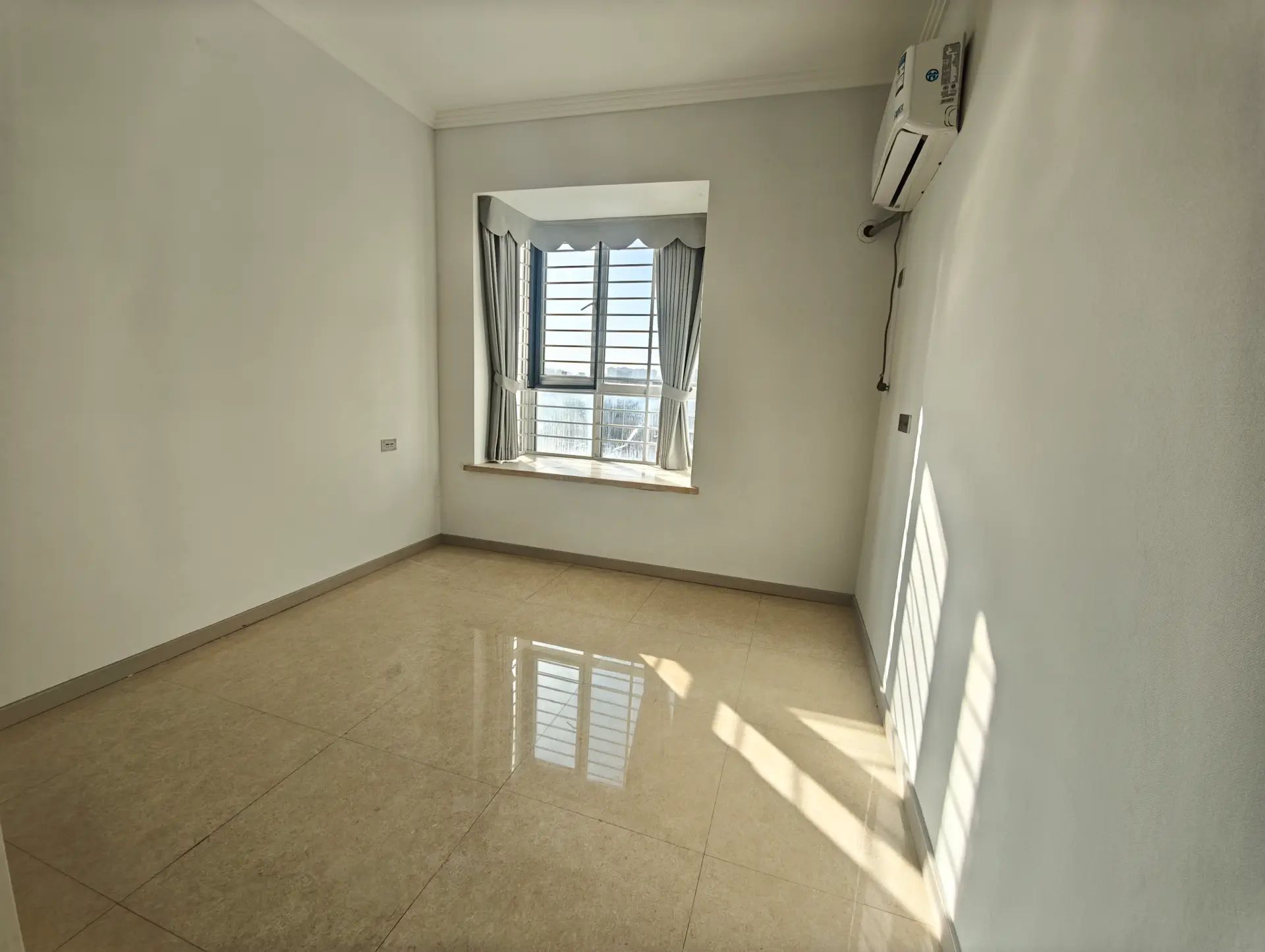 城西，纽芬兰旁，天下城市星座，单价3400电梯房，精装3房2卫，中间楼层，满二