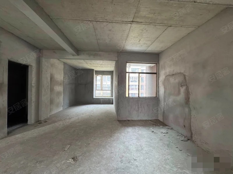 城南，新城一号五期，电梯洋房。中间楼层，四房二卫，全天采光，电梯入户，南北通透