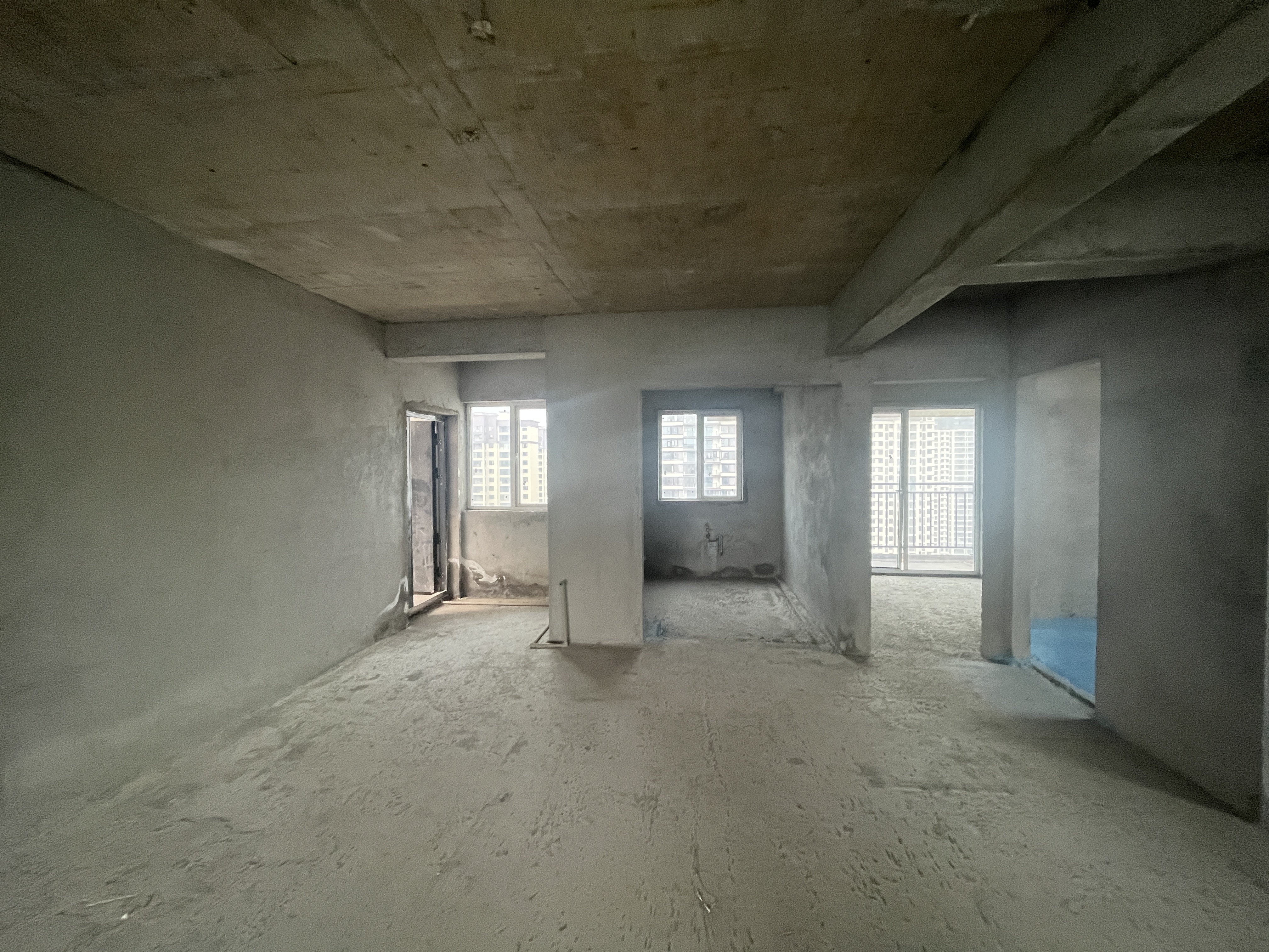 蓝天白云.毛坯三房.带车位，南北通透.看房方便