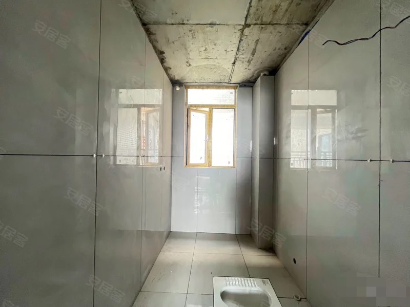 357，业主亏本急售。职院对面，沔阳天泽园，好楼层，单价4600，半装修，水电已走阳台已封，证满二