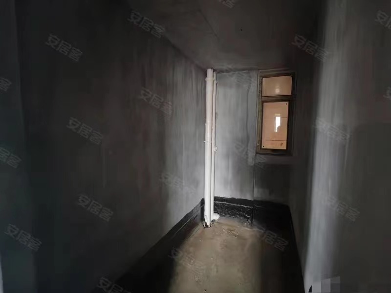 104，捡漏御湖世家，单价4000​，证件满二，户型方正，三开间朝南，视野采光无遮挡