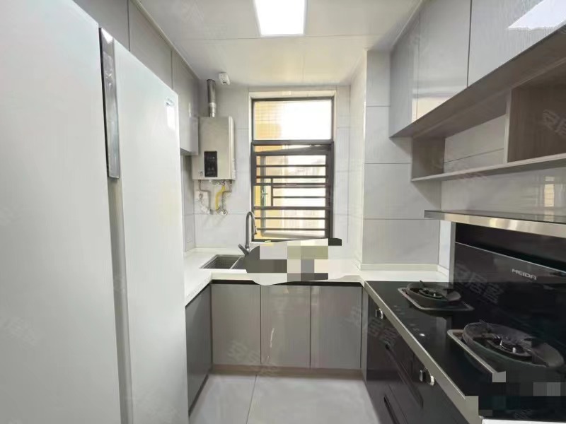 急售，检漏，新城‮号壹‬四期，​湖景房，精‮三装‬房，业主‬自装，中间楼层，9.9成新