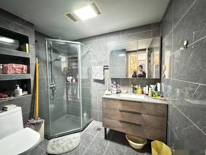 298，城南，品质小区，御台公馆，边户精装两房+阳光房，东边户，成色新，南北通透，几乎未住