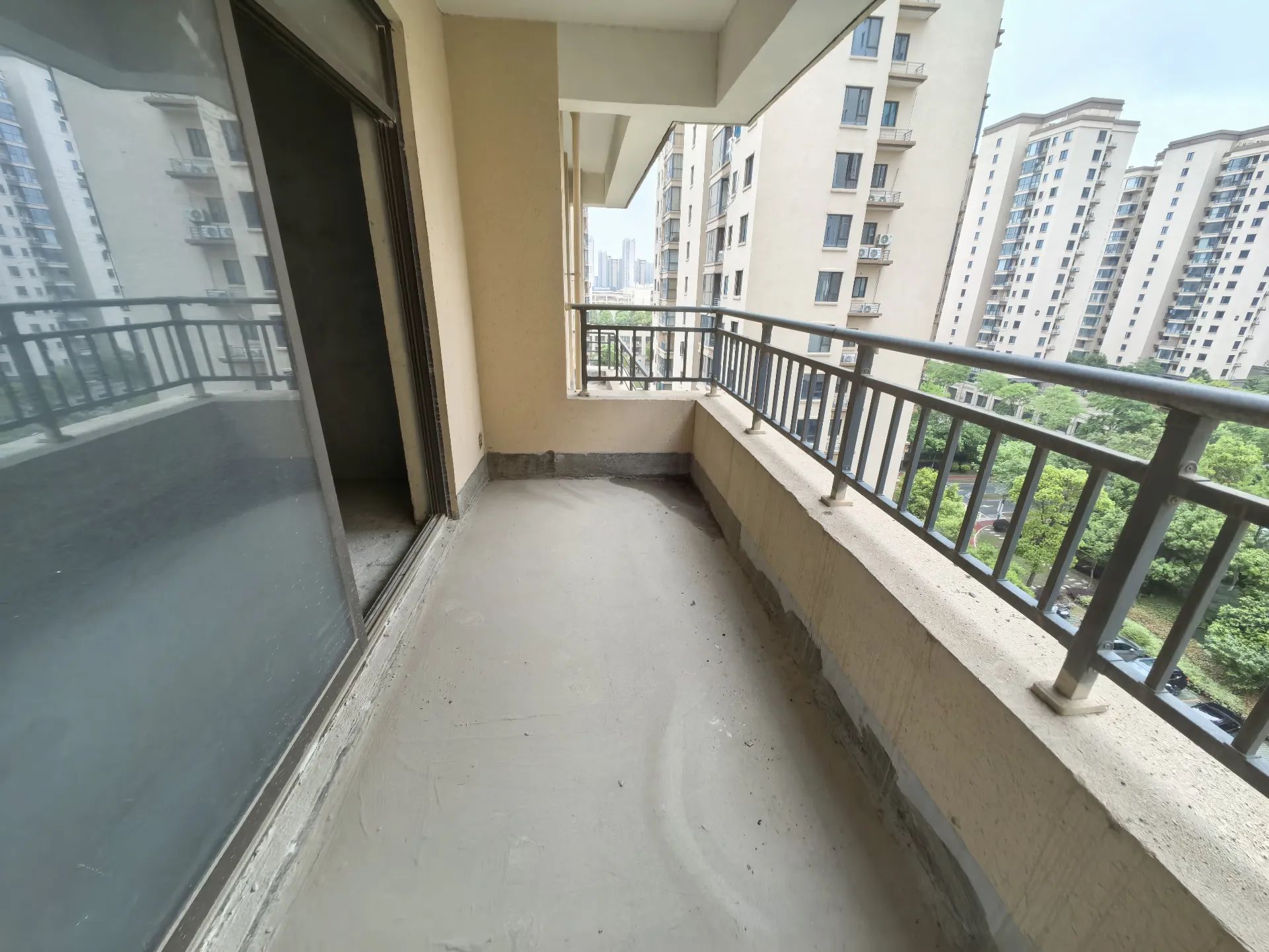 吾悦广场旁，荣怀及第世家，电梯好楼层，毛坯现房。大四房宽敞通透，证满二