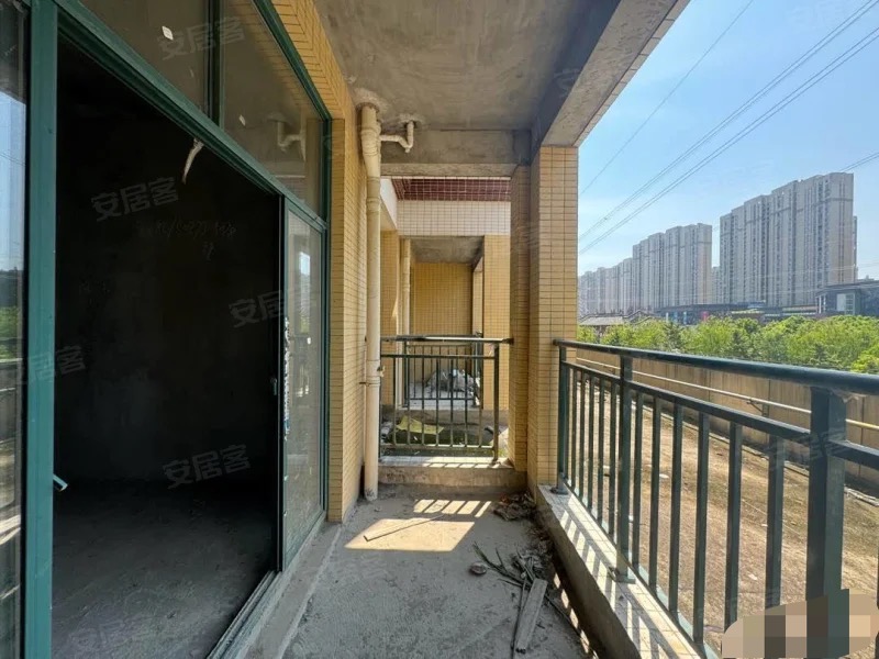 ？城南新街，速度来捡漏，带露台，单价只要4600，下楼读书买菜购物都方便，证满二